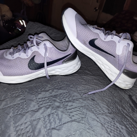 Nike tennis shoes - Picture 2 of 4